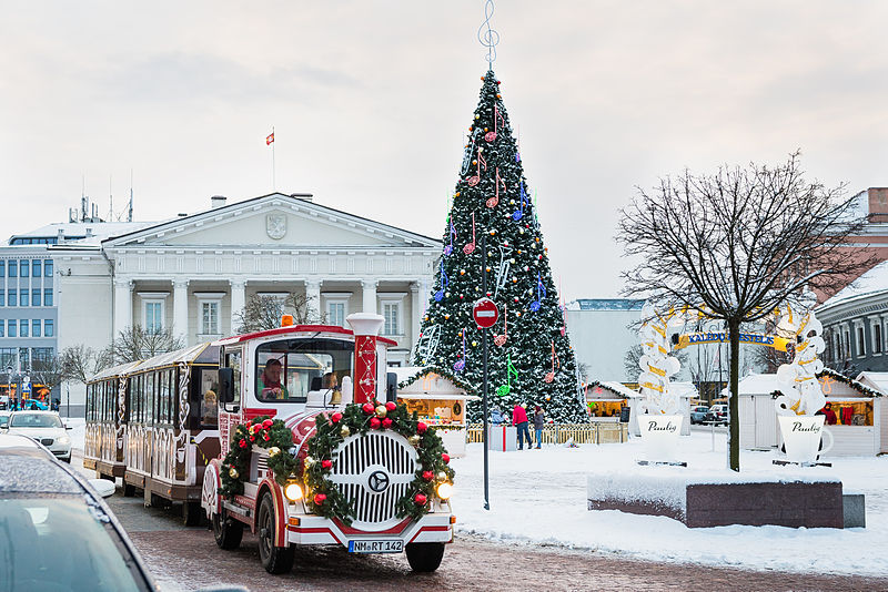 Рождественский поезд в Вильнюсе, возле Вильнюсской Ратуши.