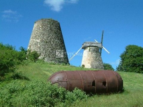 Старые каменные ветряные мельницы