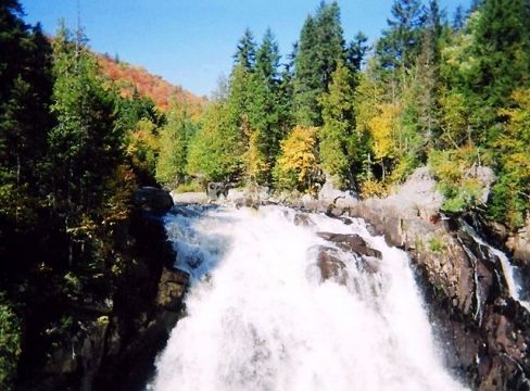 Водопад La Chute du Diable в национальном парке Mont-Tremblant.