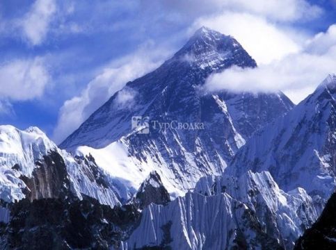 гора Джомолунгма (Эверест).