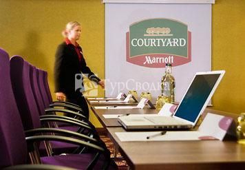 Courtyard by Marriott London Gatwick Airport Hotel 4*