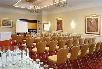 Holiday Inn Newport Pagnell 3*