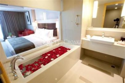 Ramada Hotel & Suites Bangkok 4*