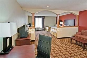 Holiday Inn Express Hotel & Suites Algonquin 2*