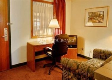 Econo Lodge Inn & Suites Green Bay 3*