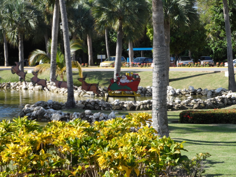 Санта-Клаус и его олени в Grand Paradise Bavaro, Пунта-Кана, Доминикана