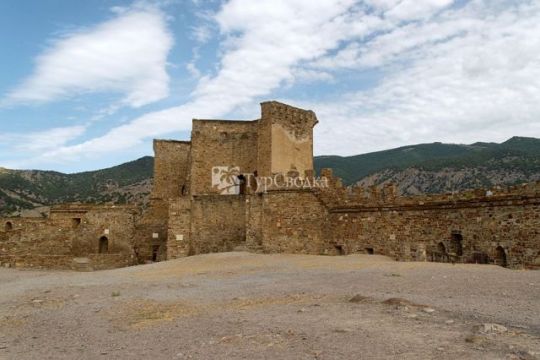 Генуэзская крепость. Автор: Alexxx1979, commons.wikimedia.org