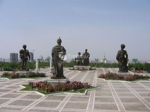 Монумент Независимости Туркменистана. Автор: Gilad Rom, wikimedia.org