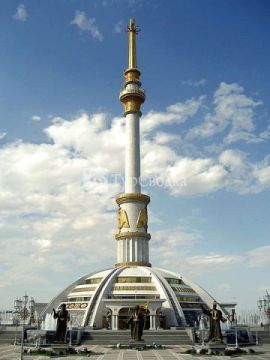 Монумент Независимости Туркменистана. Автор: David Stanley, wikimedia.org