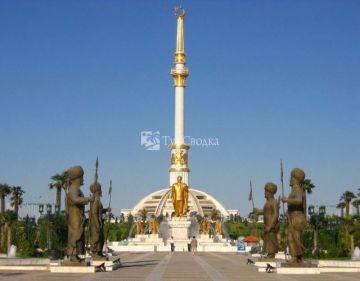 Монумент Независимости Туркменистана. Автор: Doluca, wikimedia.org