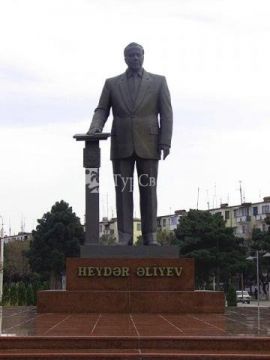 Памятник Гайдару Алиеву
