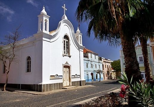 Церковь Носса Сенора да Лус в г. Минделу.