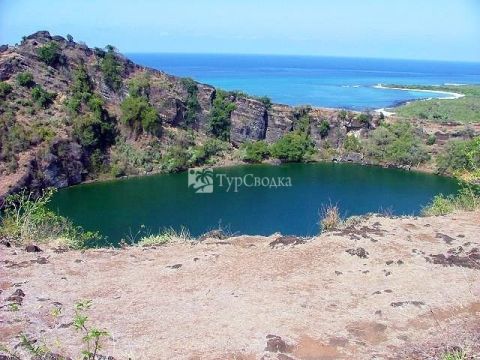 Озеро на острове Нгазиджа.