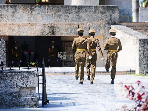 Смена караула у Мемориала ветеранов.