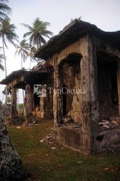 Японский руины, оставшиеся после Второй мировой войны.