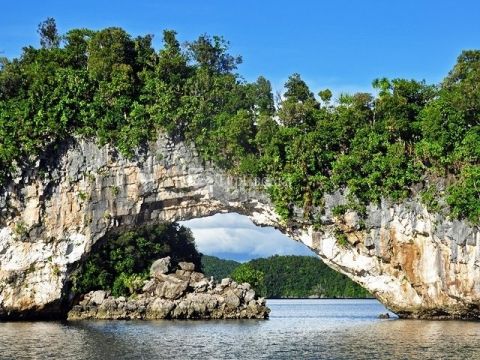 Рок острова к юго-западу от Корор.