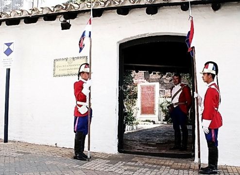 Караул возле  Каса-де-ла-Индепенденсия - Дом Независимости.