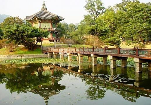 Павильон Hyangwonjeong во Дворце Gyeongbokgung.
