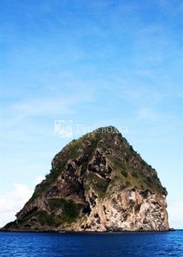 Скала Diamond Rock, высотой 180 метров.