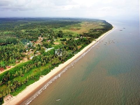 Побережье Атлантического океана недалеко от аэропорта Лунги.