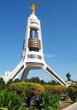 Монумент первому президенту Туркмении.