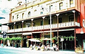 Plaza Hotel Adelaide 3*