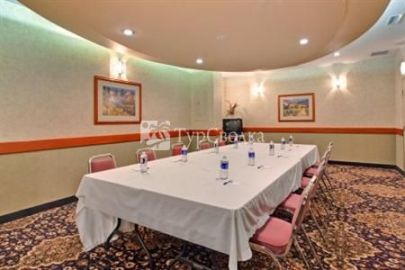 Holiday Inn Express Calgary 2*