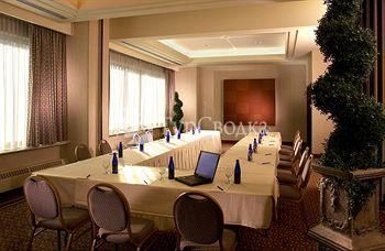 Sheraton Suites Calgary Eau Claire 4*