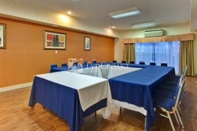 Holiday Inn Express Lethbridge 2*
