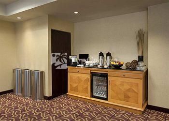 Hilton Suites Winnipeg Airport 3*