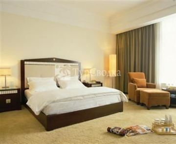 Huaxia New Zhongyuan Hotel 5*