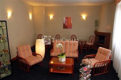 Hotel De L'Avenue Annot 2*