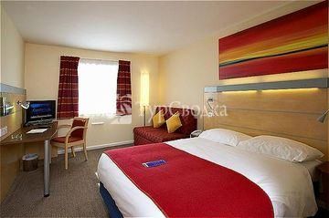 Holiday Inn Express Cardiff Airport 3*