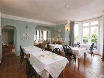 Merlin Court Hotel 2*