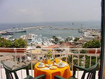 Hotel Pithaecusa 3*