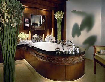 Four Seasons Hotel Bangkok 5*