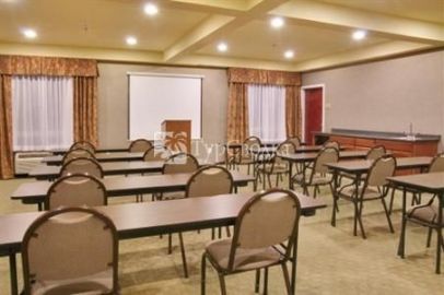 Holiday Inn Express Hotel & Suites Alexandria 2*