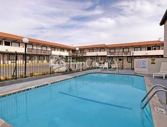 Days Inn Near Six Flags - Magic Mountain 2*