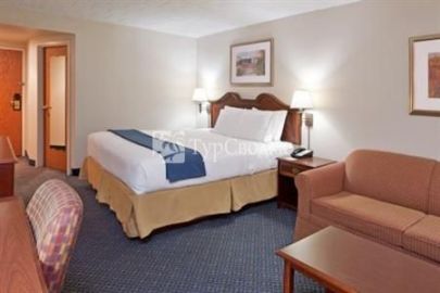 Holiday Inn Express Pittsburgh - Cranberry 2*