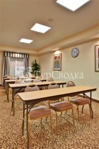 Holiday Inn Express Delano Hwy 99 2*