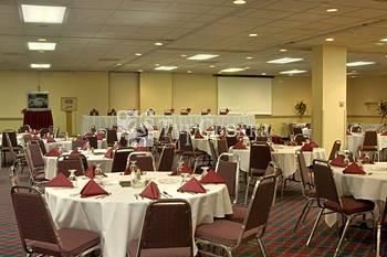 Howard Johnson Hotel Riverside Grand Island NE 2*