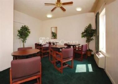 Econo Lodge Inn & Suites Granite City 2*