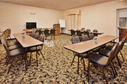 Holiday Inn Express Hotel & Suites Hannibal 2*