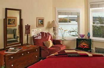 Lookout Point Lakeside Inn Bed and Breakfast 3*