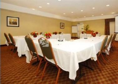 Comfort Suites Independence 3*
