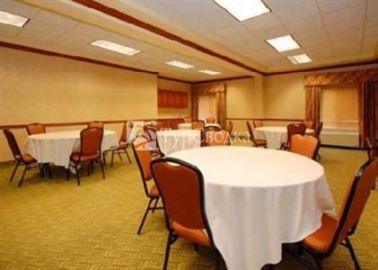 Comfort Suites Kenosha 2*