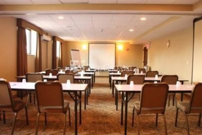 Holiday Inn Express Hotel & Suites Staten Island 2*