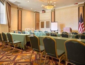 Ramada Inn Bayside New York City 3*
