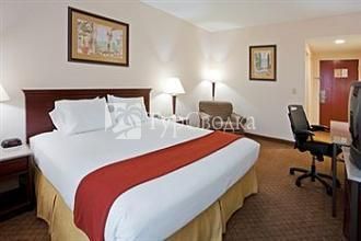 Holiday Inn Express Hotel & Suites Oldsmar 2*