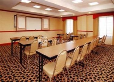 Comfort Suites Pratt 2*